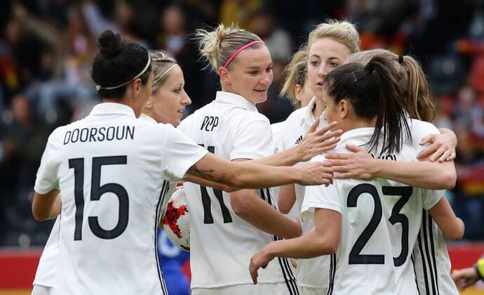 Aspach , Fußball Länderspiel Frauen WM Qualifikation , Deutschland vs. Färöer , nJubel Deutschland , von links: Sara Doorsoun Alexandra Popp Hasret Kayikci