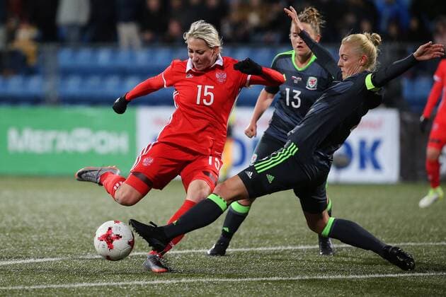 FuÃŸball, Damen, WM-Quali, Russland - Wales ST PETERSBURG, RUSSIA - OCTOBER 24, 2017: Russia s Yelena Danilova and Wales Rachel Rowe and Sophie Ingle (L-R) in the 2019 FIFA Women s World Cup Qualification football match between Russia and Wales at Petrovsky Stadium. Alexander Demianchuk TASS  TS0665CD