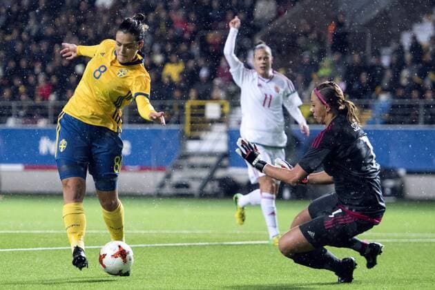 Fußball, Damen, WM-Quali, Schweden - Ungarn 171024 Sveriges Marija Banusic och Ungerns malvakt Reka Szöcs under VM-kvalmatchen i fotboll mellan Sverige och Ungern den 24 oktober 2017 i Boras.  Copyright: CARLxSANDIN BB171024CS011