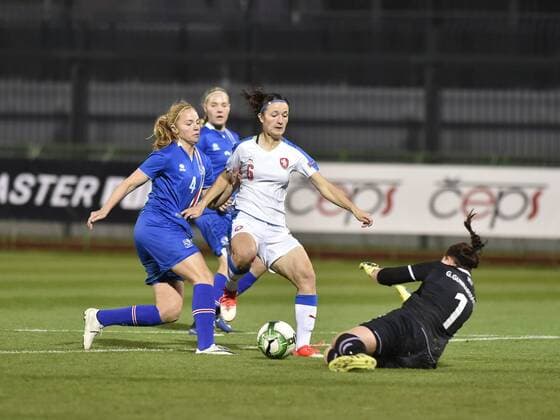Fußball, Damen, WM-Quali, Tschechien - Island L-R Glodis Viggosdottir of Iceland, Eva Bartonova of Czech and goalkeeper Gudbjorg Gunnarsdottir of Iceland in action during the women s World Cup qualification soccer match between Germany and Iceland in Znojmo, Czech Republic, on Monday, October 24, 2017. (CTKxPhoto LubosxPavlicek) CTKPhotoP201710240925501  _PAV0546