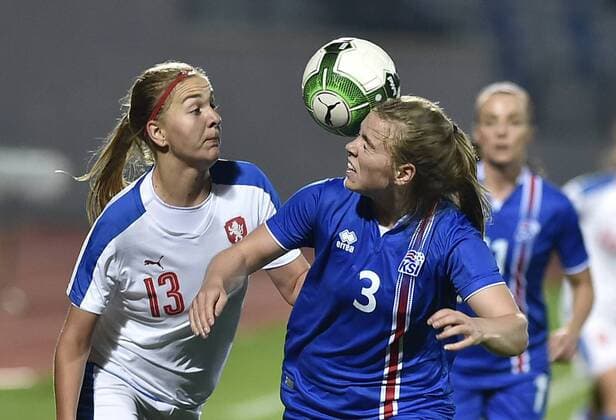 Fußball, Damen, WM-Quali, Tschechien - Island Tereza Kozarova of Czech, left, and Ingibjorg Sigurdardottir of Iceland in action during the women s World Cup qualification soccer match between Germany and Iceland in Znojmo, Czech Republic, on Monday, October 24, 2017. (CTKxPhoto LubosxPavlicek) CTKPhotoP201710240982501  PAV 3
