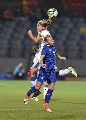 Fußball, Damen, WM-Quali, Tschechien - Island Tereza Kozarova of Czech, left, and Gunnhildur Jonsdottir of Iceland in action during the women s World Cup qualification soccer match between Germany and Iceland in Znojmo, Czech Republic, on Monday, October 24, 2017. (CTKxPhoto LubosxPavlicek) CTKPhotoP201710240991701  PAV 4