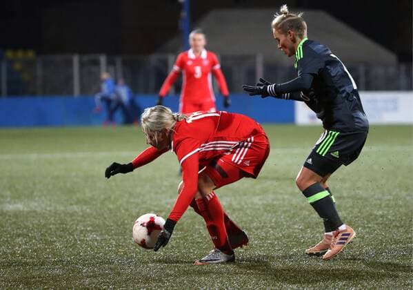 FuÃŸball, Damen, WM-Quali, Russland - Wales ST PETERSBURG, RUSSIA - OCTOBER 24, 2017: Russia s Yelena Danilova (L) and Wales Jessica Fishlock at the 2019 FIFA Women s World Cup Qualification football match between Russia and Wales at Petrovsky Stadium. Alexander Demianchuk TASS  TS0665C9
