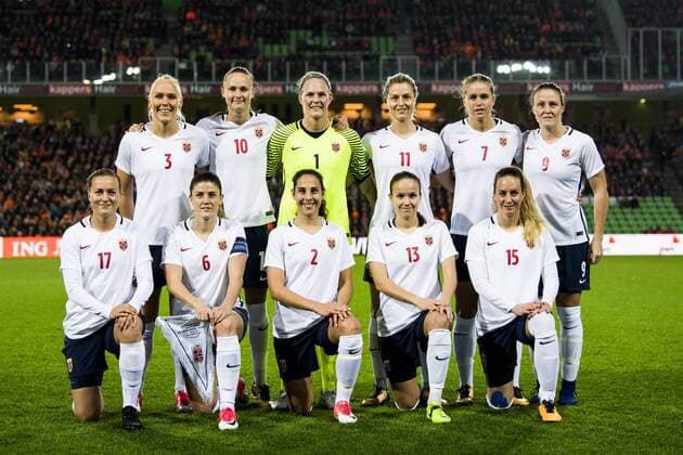 Fußball, Damen, WM-Quali, Niederlande - Norwegen 171024 Maria Thorisdottir (2nd row), Caroline Graham Hansen, goalkeeper Ingrid Hjelmseth, Ingrid Marie Spord, Elise Thorsnes, Isabell Herlovsen, Kristine Minde (1st row), Maren Mjelde, Ingrid Moe Wold, Guro Reiten and Ingrid Schjelderup of Norway line up for a team photo ahead of the FIFA Women s World Cup Qualifier match between Netherlands and Norway on October 24, 2017 in Groningen. Photo: Vegard Wivestad Gr¿tt BILDBYRN kod VG 170036  Copyright: VEGARDxWIVESTADxGR¯TT BB171024BB346