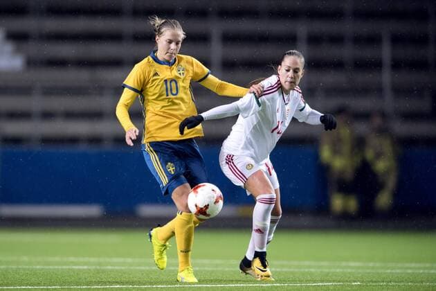 Fußball, Damen, WM-Quali, Schweden - Ungarn 171024 Sveriges Line Hurtig och Ungerns Evelin Mosdoczi under VM-kvalmatchen i fotboll mellan Sverige och Ungern den 24 oktober 2017 i Boras.  Copyright: CARLxSANDIN BB171024CS019