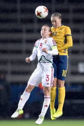 Fußball, Damen, WM-Quali, Schweden - Ungarn 171024 Ungerns Henrietta Csiszar och Sveriges Lina Hurtig under VM-kvalmatchen i fotboll mellan Sverige och Ungern den 24 oktober 2017 i Boras.  Copyright: CARLxSANDIN BB171024CS028