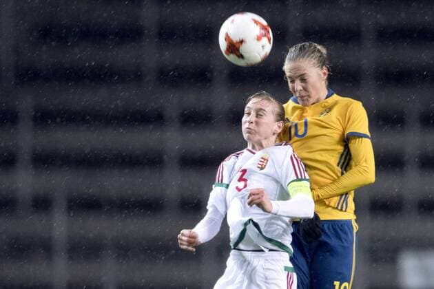 Fußball, Damen, WM-Quali, Schweden - Ungarn 171024 Ungerns Henrietta Csiszar och Sveriges Lina Hurtig under VM-kvalmatchen i fotboll mellan Sverige och Ungern den 24 oktober 2017 i Boras.  Copyright: CARLxSANDIN BB171024CS029