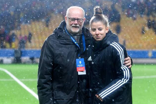 171024 Ungerns Petra Kocsan blir utsedd till matchens lirare efter VM-kvalmatchen i fotboll mellan Sverige och Ungern den 24 oktober 2017 i Boras.  Copyright: CARLxSANDIN BB171024CS036