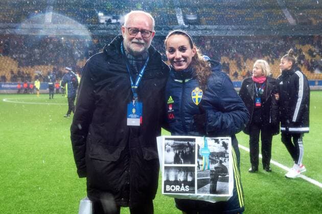 171024 Sveriges Kosovare Asllani blir utsedd till matchens lirare efter VM-kvalmatchen i fotboll mellan Sverige och Ungern den 24 oktober 2017 i Boras.  Copyright: CARLxSANDIN BB171024CS037