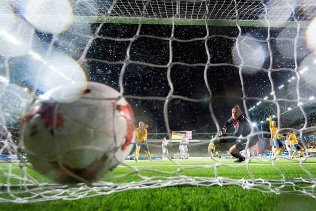 171024 Sveriges Kosovare Asllani (ej i bild) gör 5-0 bakom Ungerns malvakt Reka Szöcs under VM-kvalmatchen i fotboll mellan Sverige och Ungern den 24 oktober 2017 i Boras.  Copyright: CARLxSANDIN BB171024CS038