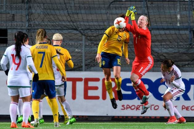 171024 Sveriges Jessica Samuelsson krockar med Sveriges malvakt Hedvig Lindahl under VM-kvalmatchen i fotboll mellan Sverige och Ungern den 24 oktober 2017 i Boras.  Copyright: CARLxSANDIN BB171024CS060