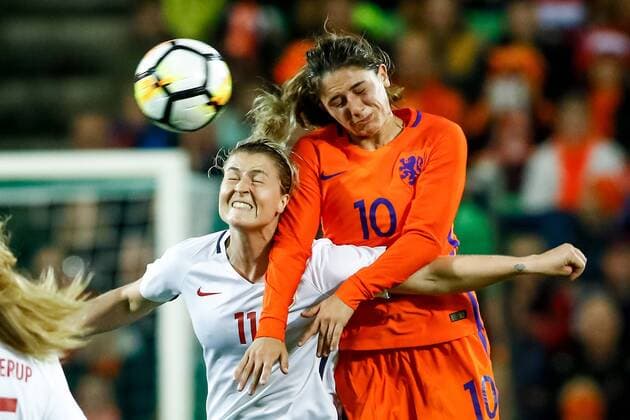 GRONINGEN, 24-10-2017, Noordlease stadion, voetbal, WK-kwalificatie Vrouwen, Nederland - Noorwegen, (1-0) Noorwegen speelster Ingrid Marie Spord (l) in duel met Nederland speelster Danielle van de Donk Nederland - Noorwegen  x1776170x