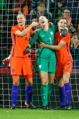 GRONINGEN, 24-10-2017, Noordlease stadion, voetbal, WK-kwalificatie Vrouwen, Nederland - Noorwegen, (1-0) Grote vreugde bij Nederland keepster Sari van Veenendaal met links Nederland speelster Anouk Dekker en rechts Nederland speelster Dominique Janssen Nederland - Noorwegen  x1776174x