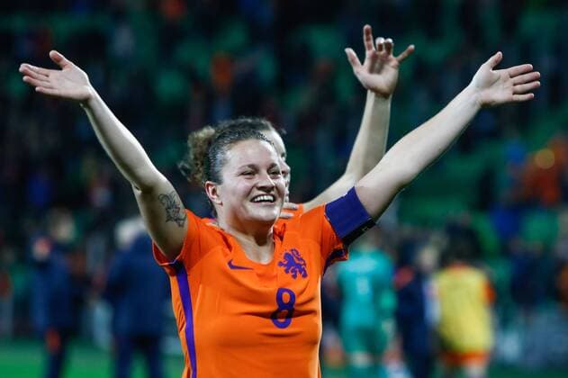 GRONINGEN, 24-10-2017, Noordlease stadion, voetbal, WK-kwalificatie Vrouwen, Nederland - Noorwegen, (1-0) Nederland speelster Sherida Spitse bedankt de supporters Nederland - Noorwegen  x1776195x