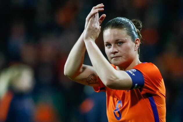 GRONINGEN, 24-10-2017, Noordlease stadion, voetbal, WK-kwalificatie Vrouwen, Nederland - Noorwegen, (1-0) Nederland speelster Sherida Spitse bedankt de supporters. Nederland - Noorwegen  x1776196x