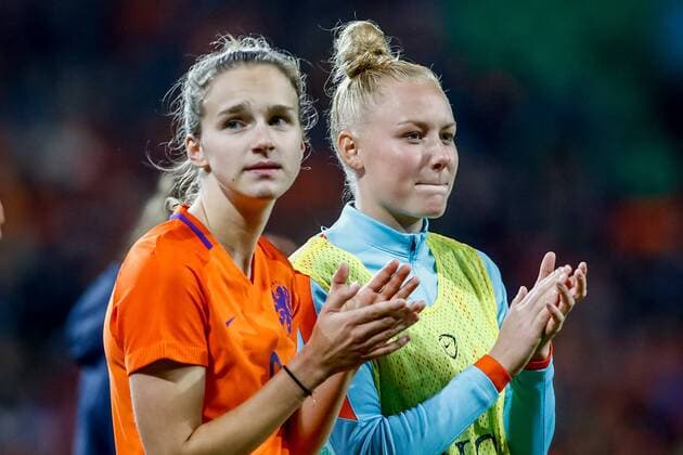 GRONINGEN, 24-10-2017, Noordlease stadion, voetbal, WK-kwalificatie Vrouwen, Nederland - Noorwegen, (1-0) Nederland speelster Vivianne Miedema (l) en Nederland speelster Danique Kerkdijk bedanken de supporters. Nederland - Noorwegen  x1776197x