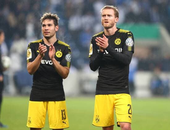 Dienstag 24.10.2017, Saison 2017 18, 2. Hauptrunde im DFB-Pokal in der Magdeburger MDCC-Arena, 1. FC Magdeburg - BVB 09 Borussia Dortmund, Jubel der Dortmunder Spieler nach Abpfiff: Raphael Guerreiro (BVB) und Andre Schuerrle (BVB), v.l.