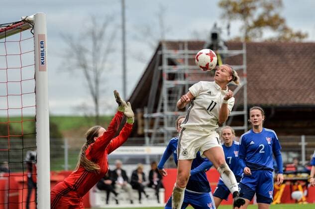 Alexandra Popp (Deutschland , Germany , DFB ) (11) köpft den Ball, Fussball, WM 2019 - Qualifikation Deutschland - Färöer,