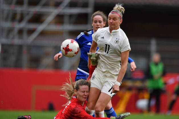 Monika Biskopstö (Faröer) (1) knallt beim Versuch den Ball zu stoppen gegen das Knie von Alexandra Popp (Deutschland , Germany , DFB ) (11), Fussball, WM 2019 - Qualifikation Deutschland - Färöer,