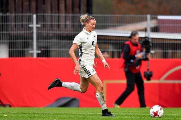 Alexandra Popp (Deutschland , Germany , DFB ) (11) offensiv an der Seitenlinie vor der Flanke zum 8:0, Fussball, WM 2019 - Qualifikation Deutschland - Färöer,