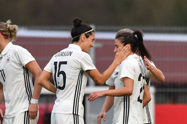 Torschützin Hasret Kayikci (Deutschland , Germany , DFB ) (23) wird beglückwünscht von Sara Doorsoun (Deutschland , Germany , DFB )(15), Fussball, WM 2019 - Qualifikation Deutschland - Färöer,
