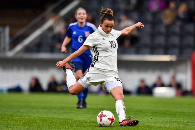 Lina Magull (Deutschland , Germany , DFB ) (10) beim Torschuss, Fussball, WM 2019 - Qualifikation Deutschland - Färöer,