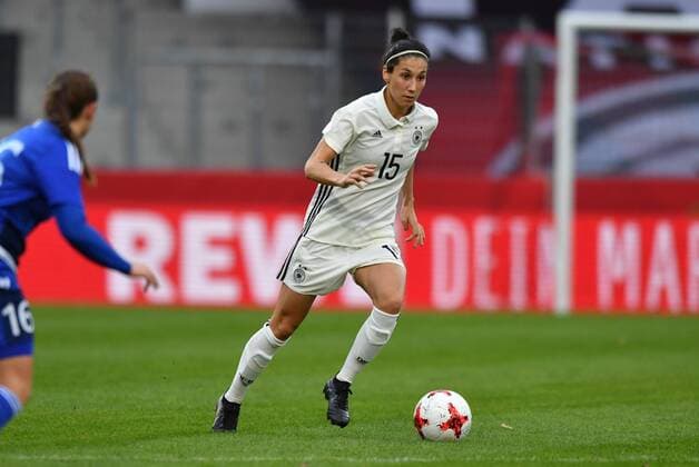 Sara Doorsoun (Deutschland , Germany , DFB )(15) im Vorwärtslauf, Fussball, WM 2019 - Qualifikation Deutschland - Färöer,