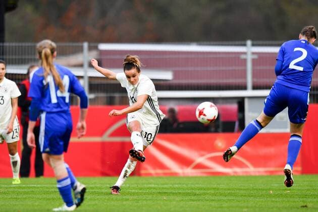 Lina Magull (Deutschland , Germany , DFB ) (10) beim Torschuss, Fussball, WM 2019 - Qualifikation Deutschland - Färöer,
