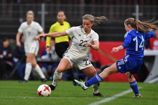 Tabea Kemme (Deutschland , Germany , DFB ) (22) gewinnt einen Zweikampf, Fussball, WM 2019 - Qualifikation Deutschland - Färöer,