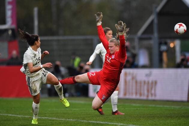 Verena Faißt (Deutschland , Germany , DFB ) (23) köpft den Ball an der heranfliegenden Torhüterin Anna Hansen Sunadottir (Färöer) (12)zum 10:0 ein, Fussball, WM 2019 - Qualifikation Deutschland - Färöer,