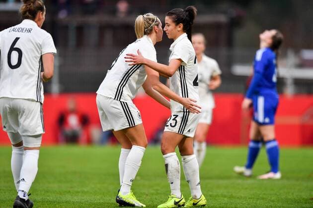 Hasret Kayikci (Deutschland , Germany , DFB ) (23) wird beglückwünscht nach ihrem dritten Treffer, Fussball, WM 2019 - Qualifikation Deutschland - Färöer,