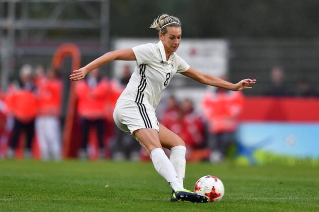Lena Goeßling(Deutschland , Germany , DFB ) spielt einen Pass, Fussball, WM 2019 - Qualifikation Deutschland - Färöer,