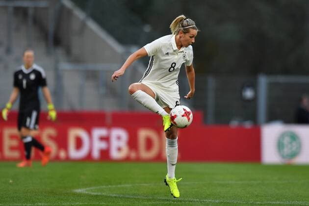 Lena Goeßling(Deutschland , Germany , DFB ) stoppt den Ball in der Luft, Fussball, WM 2019 - Qualifikation Deutschland - Färöer,