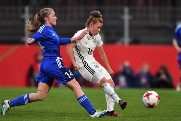 Linda Dallmann (Deutschland , Germany , DFB ) (16) spielt einen Pass vor Anna Sofia Sevdal (Färöer) (14), Fussball, WM 2019 - Qualifikation Deutschland - Färöer,
