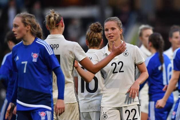 Alexandra Popp (Deutschland , Germany , DFB ) (11) Tabea Kemme (Deutschland , Germany , DFB ) (22) klatschen sich nach dem 11:0 Sieg ab, Fussball, WM 2019 - Qualifikation Deutschland - Färöer,