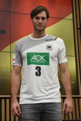 Handball, Herren, Länderspiel Deutschland - Spanien in Berlin, Pressekonferenz, Mannschaftskapitän Uwe Gensheimer (Nr. 3, Deutschland) präsentiert das neue Trikot der Nationalmannschaft, 25.10.17, Copyright: xMichaelxHundtx xMatthiasxKochx