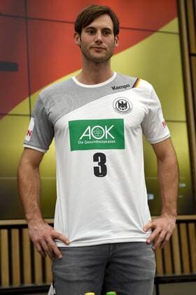Handball, Herren, Länderspiel Deutschland - Spanien in Berlin, Pressekonferenz, Mannschaftskapitän Uwe Gensheimer (Nr. 3, Deutschland) präsentiert das neue Trikot der Nationalmannschaft, 25.10.17, Copyright: xMichaelxHundtx xMatthiasxKochx