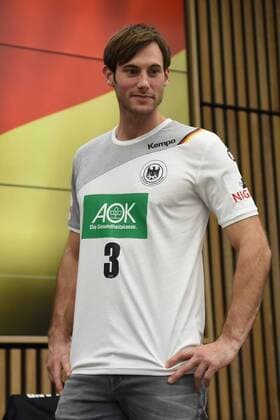 Handball, Herren, Länderspiel Deutschland - Spanien in Berlin, Pressekonferenz, Mannschaftskapitän Uwe Gensheimer (Nr. 3, Deutschland) präsentiert das neue Trikot der Nationalmannschaft, 25.10.17, Copyright: xMichaelxHundtx xMatthiasxKochx