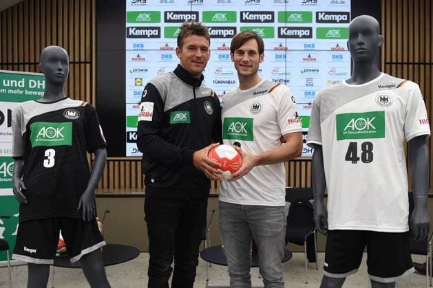Bilder des Tages - SPORT Handball, Herren, Länderspiel Deutschland - Spanien in Berlin, Pressekonferenz, Mannschaftskapitän Bundestrainer Christian Prokop (Deutschland), Uwe Gensheimer (Nr. 3, Deutschland), 25.10.17, Copyright: xMichaelxHundtx xMatthiasxKochx