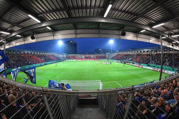 Fußball, Stadiongeschichte SV Wehen Wiesbaden 24.10.2017, xsvx, Fussball DFB Pokal, SV Wehen Wiesbaden - FC Schalke 04, emspor, v.l. Übersicht Brita Arena Flutlicht Choreographie der Fans Fan Ultras Wehen Wiesbaden Stimmung Schals Fahnen Wiesbaden