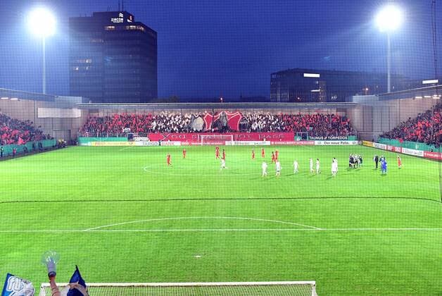 Fußball, Stadiongeschichte SV Wehen Wiesbaden 24.10.2017, xsvx, Fussball DFB Pokal, SV Wehen Wiesbaden - FC Schalke 04, emspor, v.l. Übersicht Brita Arena Flutlicht Choreographie der Fans Fan Ultras Wehen Wiesbaden Stimmung Schals Fahnen Wiesbaden