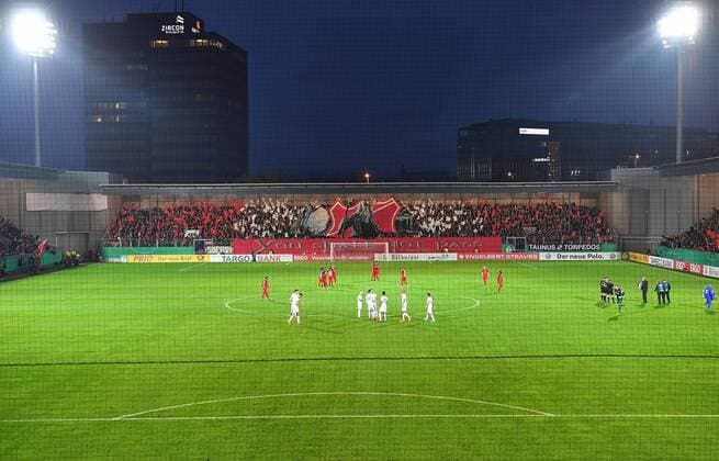 Fußball, Stadiongeschichte SV Wehen Wiesbaden 24.10.2017, xsvx, Fussball DFB Pokal, SV Wehen Wiesbaden - FC Schalke 04, emspor, v.l. Übersicht Brita Arena Flutlicht Choreographie der Fans Fan Ultras Wehen Wiesbaden Stimmung Schals Fahnen Wiesbaden