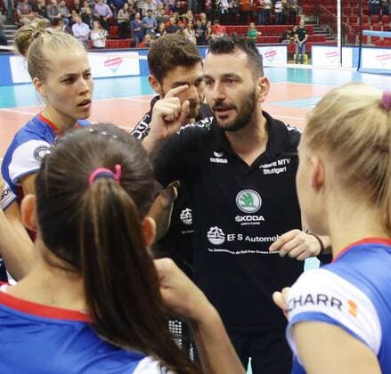 Stuttgart , Volleyball Bundesliga , Allianz MTV Stuttgart vs. Schwarz - Weiss Erfurt , Trainer Giannis Athanasopoulos ( Allianz )