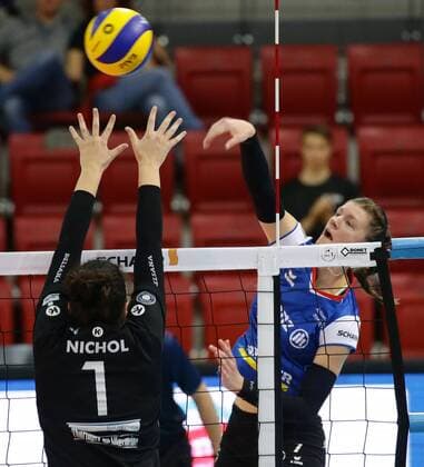 Bilder des Tages - SPORT Stuttgart , Volleyball Bundesliga , Allianz MTV Stuttgart vs. Schwarz - Weiss Erfurt , von links: Bailey Marie Nichol ( Erfurt ) Renata Sandor ( Allianz )
