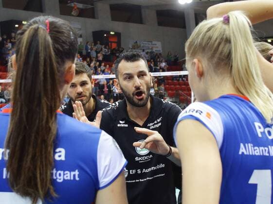 Stuttgart , Volleyball Bundesliga , Allianz MTV Stuttgart vs. Schwarz - Weiss Erfurt , Trainer Giannis Athanasopoulos ( Allianz )