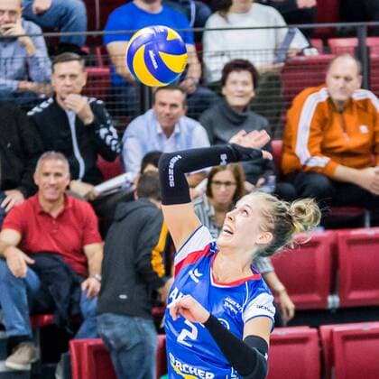 Femke Stoltenborg (Allianz MTV Stuttgart, 2) bei der Angabe, Volleyball, 1. Bundesliga Frauen, Allianz MTV Stuttgart - Schwarz-Weiß Erfurt,