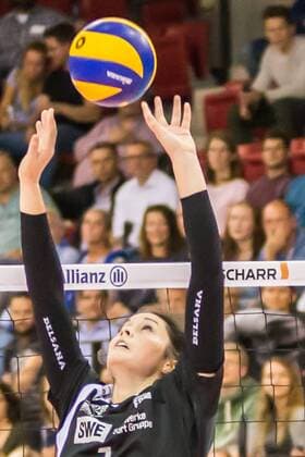 Erika Mercado Chavez (Schwarz-Weiß Erfurt, 7) beim Zuspiel, Volleyball, 1. Bundesliga Frauen, Allianz MTV Stuttgart - Schwarz-Weiß Erfurt,