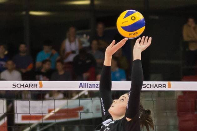 Erika Mercado Chavez (Schwarz-Weiß Erfurt, 7) beim Zuspiel, Volleyball, 1. Bundesliga Frauen, Allianz MTV Stuttgart - Schwarz-Weiß Erfurt,
