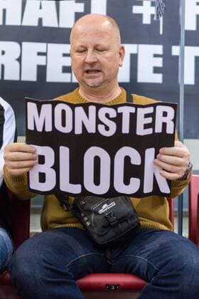 Heiko Herzberg (Schwarz-Weiß Erfurt, Manager) im Fanblock; Porträt, Einzelbild; Fans, Publikum, Zuschauer, Stimmung Schwarz-Weiß Erfurt (SWE), Volleyball, 1. Bundesliga Frauen, Allianz MTV Stuttgart - Schwarz-Weiß Erfurt,