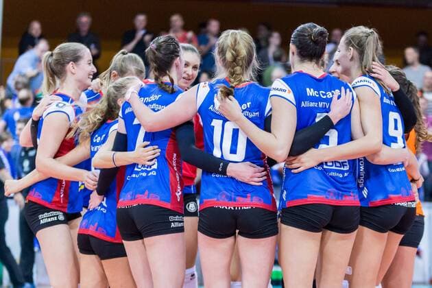 Bilder des Tages - SPORT Teamkreis, Mannschaftskreis, Ansprache, Motivation Allianz MTV Stuttgart nach dem Sieg; Jubel, celebration, Volleyball, 1. Bundesliga Frauen, Allianz MTV Stuttgart - Schwarz-Weiß Erfurt,